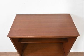 中古　美品　希少な廃番品!!　maruni(マルニ木工)　地中海シリーズ　クラシカルな取っ手のデザインが目を引くラタン扉付きサイドキャビネット(引き出し2杯付き、収納棚、飾り棚、食器棚、カップボード)(R-084400)