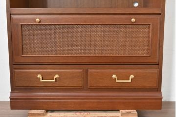 中古　美品　希少な廃番品!!　maruni(マルニ木工)　地中海シリーズ　クラシカルな取っ手のデザインが目を引くラタン扉付きサイドキャビネット(引き出し2杯付き、収納棚、飾り棚、食器棚、カップボード)(R-084400)