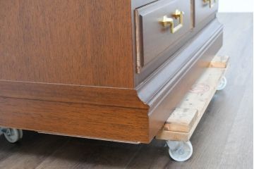 中古　美品　希少な廃番品!!　maruni(マルニ木工)　地中海シリーズ　クラシカルな取っ手のデザインが目を引くラタン扉付きサイドキャビネット(引き出し2杯付き、収納棚、飾り棚、食器棚、カップボード)(R-084400)