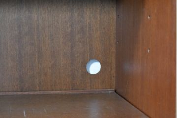中古　美品　希少な廃番品!!　maruni(マルニ木工)　地中海シリーズ　クラシカルな取っ手のデザインが目を引くラタン扉付きサイドキャビネット(引き出し2杯付き、収納棚、飾り棚、食器棚、カップボード)(R-084400)