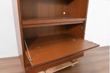 中古　美品　希少な廃番品!!　maruni(マルニ木工)　地中海シリーズ　クラシカルな取っ手のデザインが目を引くラタン扉付きサイドキャビネット(引き出し2杯付き、収納棚、飾り棚、食器棚、カップボード)(R-084400)