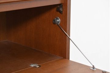 中古　美品　希少な廃番品!!　maruni(マルニ木工)　地中海シリーズ　クラシカルな取っ手のデザインが目を引くラタン扉付きサイドキャビネット(引き出し2杯付き、収納棚、飾り棚、食器棚、カップボード)(R-084400)