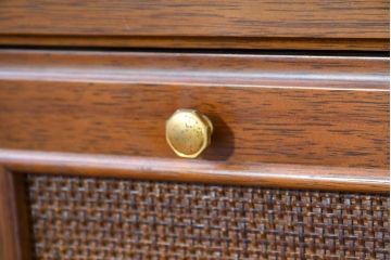 中古　美品　希少な廃番品!!　maruni(マルニ木工)　地中海シリーズ　クラシカルな取っ手のデザインが目を引くラタン扉付きサイドキャビネット(引き出し2杯付き、収納棚、飾り棚、食器棚、カップボード)(R-084400)