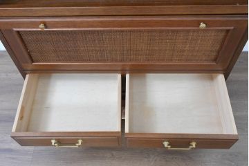 中古　美品　希少な廃番品!!　maruni(マルニ木工)　地中海シリーズ　クラシカルな取っ手のデザインが目を引くラタン扉付きサイドキャビネット(引き出し2杯付き、収納棚、飾り棚、食器棚、カップボード)(R-084400)