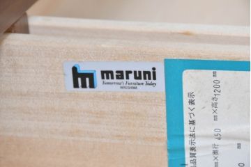 中古　美品　希少な廃番品!!　maruni(マルニ木工)　地中海シリーズ　クラシカルな取っ手のデザインが目を引くラタン扉付きサイドキャビネット(引き出し2杯付き、収納棚、飾り棚、食器棚、カップボード)(R-084400)