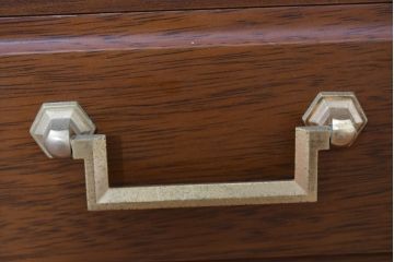 中古　美品　希少な廃番品!!　maruni(マルニ木工)　地中海シリーズ　クラシカルな取っ手のデザインが目を引くラタン扉付きサイドキャビネット(引き出し2杯付き、収納棚、飾り棚、食器棚、カップボード)(R-084400)