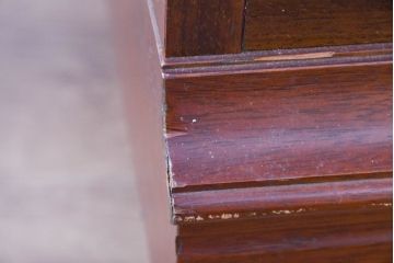 中古　美品　希少な廃番品!!　maruni(マルニ木工)　地中海シリーズ　クラシカルな取っ手のデザインが目を引くラタン扉付きサイドキャビネット(引き出し2杯付き、収納棚、飾り棚、食器棚、カップボード)(R-084400)