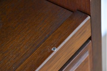 中古　美品　希少な廃番品!!　maruni(マルニ木工)　地中海シリーズ　クラシカルな取っ手のデザインが目を引くラタン扉付きサイドキャビネット(引き出し2杯付き、収納棚、飾り棚、食器棚、カップボード)(R-084400)