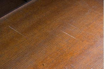中古　美品　希少な廃番品!!　maruni(マルニ木工)　地中海シリーズ　クラシカルな取っ手のデザインが目を引くラタン扉付きサイドキャビネット(引き出し2杯付き、収納棚、飾り棚、食器棚、カップボード)(R-084400)