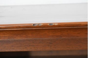 中古　美品　希少な廃番品!!　maruni(マルニ木工)　地中海シリーズ　クラシカルな取っ手のデザインが目を引くラタン扉付きサイドキャビネット(引き出し2杯付き、収納棚、飾り棚、食器棚、カップボード)(R-084400)