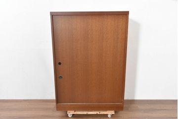 中古　美品　希少な廃番品!!　maruni(マルニ木工)　地中海シリーズ　クラシカルな取っ手のデザインが目を引くラタン扉付きサイドキャビネット(引き出し2杯付き、収納棚、飾り棚、食器棚、カップボード)(R-084400)
