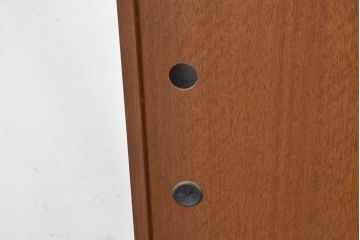 中古　美品　希少な廃番品!!　maruni(マルニ木工)　地中海シリーズ　クラシカルな取っ手のデザインが目を引くラタン扉付きサイドキャビネット(引き出し2杯付き、収納棚、飾り棚、食器棚、カップボード)(R-084400)