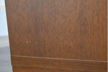 中古　美品　希少な廃番品!!　maruni(マルニ木工)　地中海シリーズ　クラシカルな取っ手のデザインが目を引くラタン扉付きサイドキャビネット(引き出し2杯付き、収納棚、飾り棚、食器棚、カップボード)(R-084400)