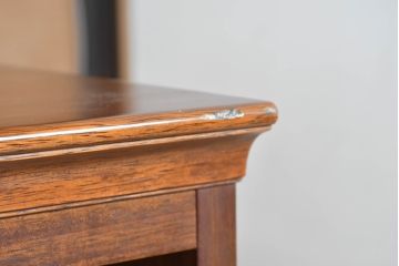 中古　美品　希少な廃番品!!　maruni(マルニ木工)　地中海シリーズ　クラシカルな取っ手のデザインが目を引くラタン扉付きサイドキャビネット(引き出し2杯付き、収納棚、飾り棚、食器棚、カップボード)(R-084400)
