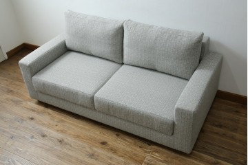 中古　超美品!!　展示品　HUKLA(フクラ)　REGATO(レガト)　シンプルですっきりとした佇まいの2.5Pソファ　定価約36万円相当　(R-084407)