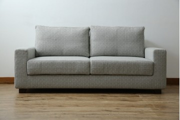 中古　超美品!!　展示品　HUKLA(フクラ)　REGATO(レガト)　シンプルですっきりとした佇まいの2.5Pソファ　定価約36万円相当　(R-084407)