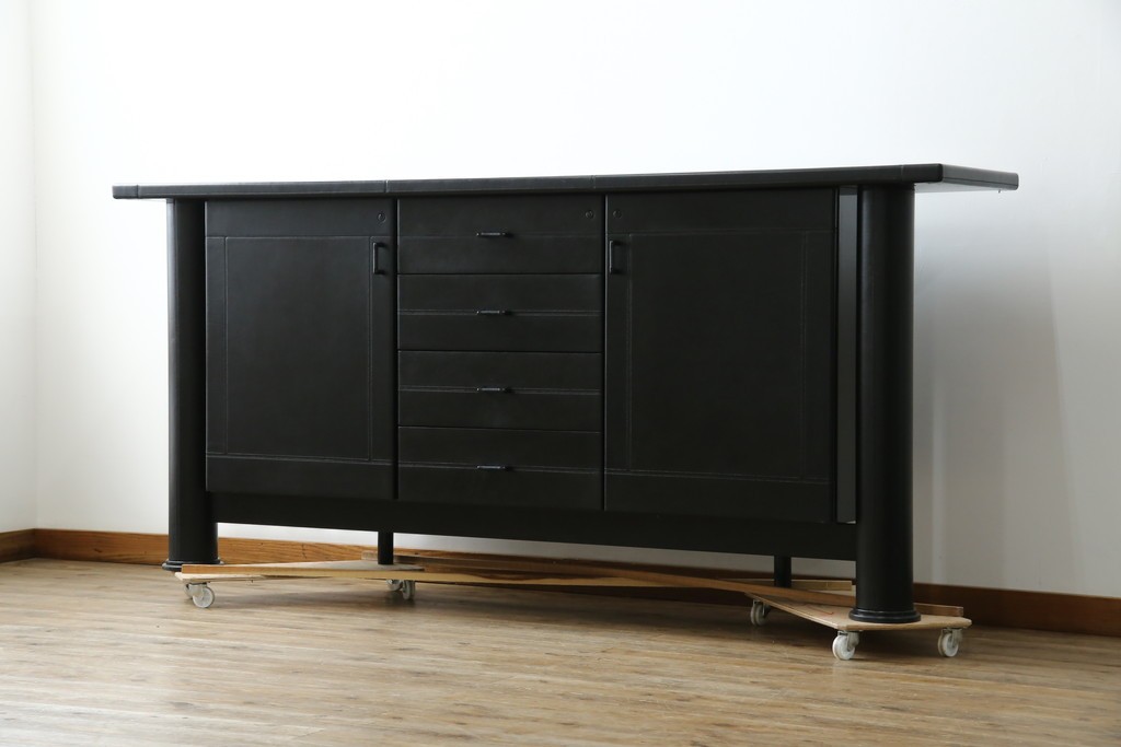 中古　美品　イタリア製　i4MARIANI(クアトロ・マリアーニ)　本革(レザー)　機能的でスタイリッシュなサイドボード　定価約200万円　(R-084408)