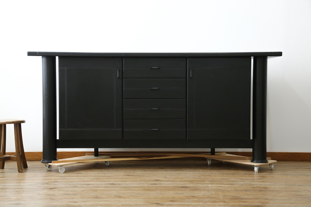 中古　美品　イタリア製　i4MARIANI(クアトロ・マリアーニ)　本革(レザー)　機能的でスタイリッシュなサイドボード　定価約200万円　(R-084408)