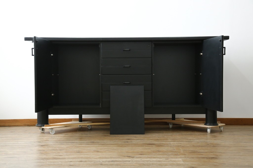 中古　美品　イタリア製　i4MARIANI(クアトロ・マリアーニ)　本革(レザー)　機能的でスタイリッシュなサイドボード　定価約200万円　(R-084408)