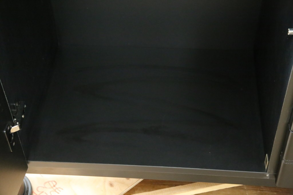 中古　美品　イタリア製　i4MARIANI(クアトロ・マリアーニ)　本革(レザー)　機能的でスタイリッシュなサイドボード　定価約200万円　(R-084408)