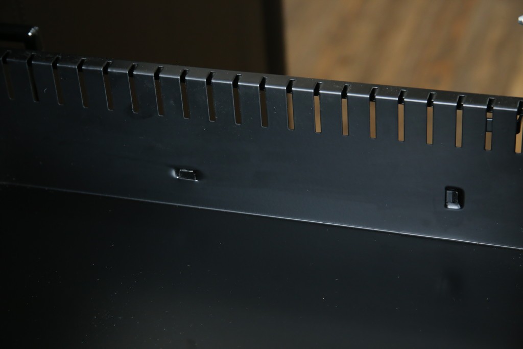 中古　美品　イタリア製　i4MARIANI(クアトロ・マリアーニ)　本革(レザー)　機能的でスタイリッシュなサイドボード　定価約200万円　(R-084408)