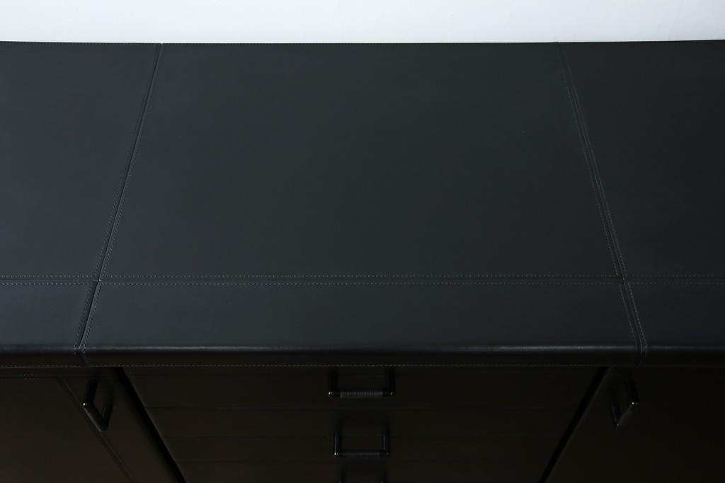 中古　美品　イタリア製　i4MARIANI(クアトロ・マリアーニ)　本革(レザー)　機能的でスタイリッシュなサイドボード　定価約200万円　(R-084408)