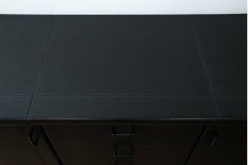 中古　美品　イタリア製　i4MARIANI(クアトロ・マリアーニ)　本革(レザー)　機能的でスタイリッシュなサイドボード　定価約200万円　(R-084408)