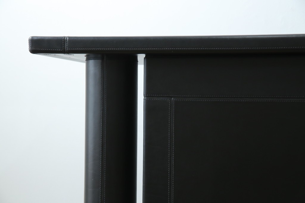 中古　美品　イタリア製　i4MARIANI(クアトロ・マリアーニ)　本革(レザー)　機能的でスタイリッシュなサイドボード　定価約200万円　(R-084408)