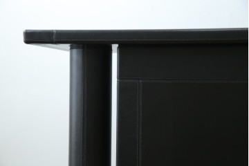 中古　美品　イタリア製　i4MARIANI(クアトロ・マリアーニ)　本革(レザー)　機能的でスタイリッシュなサイドボード　定価約200万円　(R-084408)