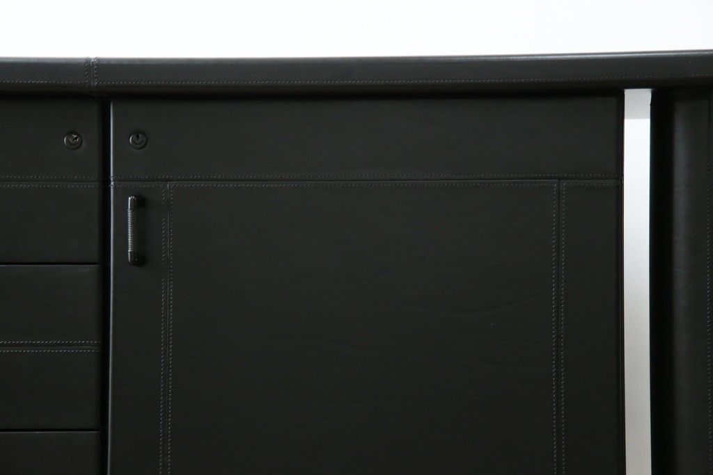 中古　美品　イタリア製　i4MARIANI(クアトロ・マリアーニ)　本革(レザー)　機能的でスタイリッシュなサイドボード　定価約200万円　(R-084408)