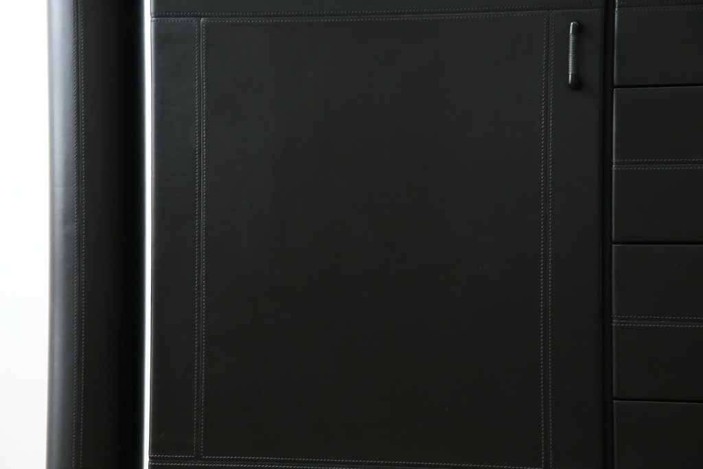 中古　美品　イタリア製　i4MARIANI(クアトロ・マリアーニ)　本革(レザー)　機能的でスタイリッシュなサイドボード　定価約200万円　(R-084408)