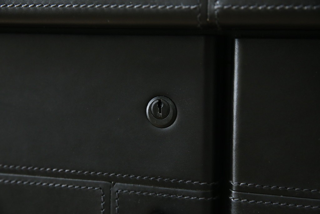 中古　美品　イタリア製　i4MARIANI(クアトロ・マリアーニ)　本革(レザー)　機能的でスタイリッシュなサイドボード　定価約200万円　(R-084408)