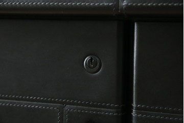 中古　美品　イタリア製　i4MARIANI(クアトロ・マリアーニ)　本革(レザー)　機能的でスタイリッシュなサイドボード　定価約200万円　(R-084408)