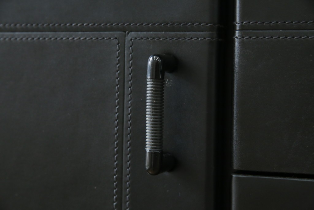 中古　美品　イタリア製　i4MARIANI(クアトロ・マリアーニ)　本革(レザー)　機能的でスタイリッシュなサイドボード　定価約200万円　(R-084408)