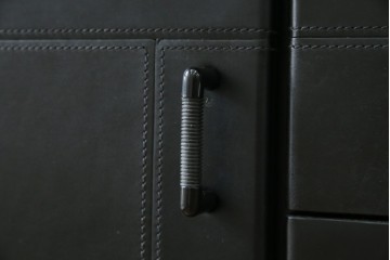 中古　美品　イタリア製　i4MARIANI(クアトロ・マリアーニ)　本革(レザー)　機能的でスタイリッシュなサイドボード　定価約200万円　(R-084408)