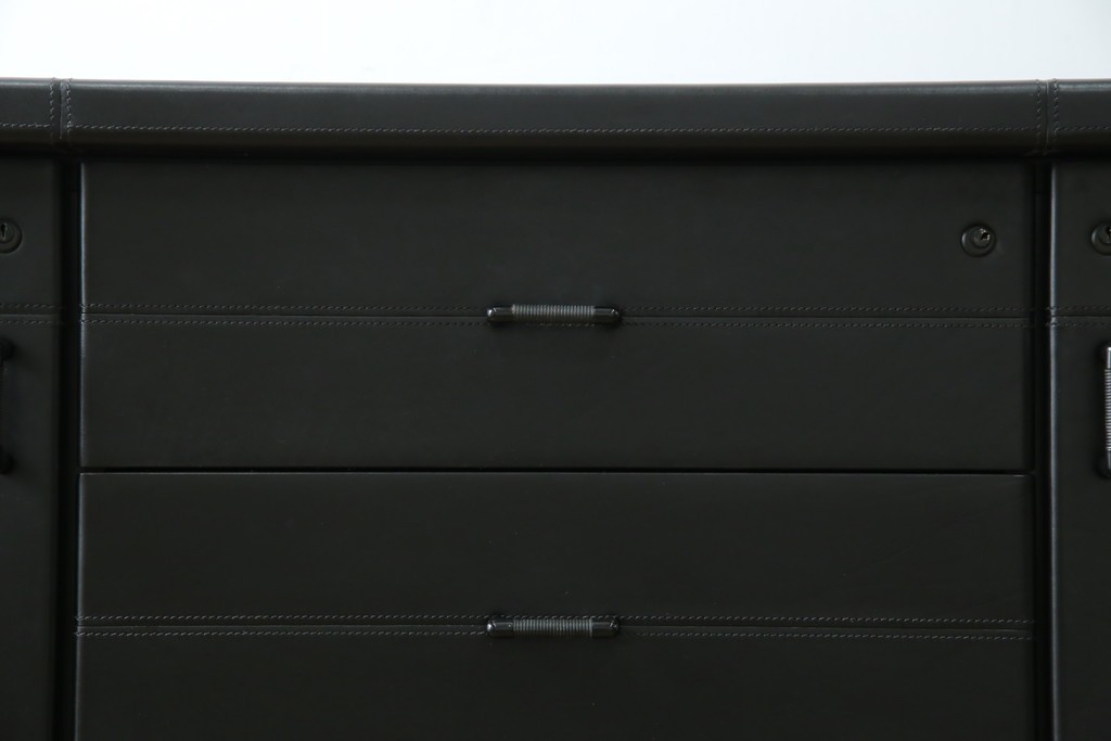 中古　美品　イタリア製　i4MARIANI(クアトロ・マリアーニ)　本革(レザー)　機能的でスタイリッシュなサイドボード　定価約200万円　(R-084408)