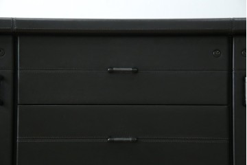 中古　美品　イタリア製　i4MARIANI(クアトロ・マリアーニ)　本革(レザー)　機能的でスタイリッシュなサイドボード　定価約200万円　(R-084408)