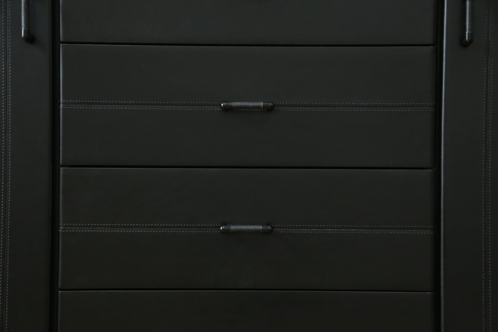 中古　美品　イタリア製　i4MARIANI(クアトロ・マリアーニ)　本革(レザー)　機能的でスタイリッシュなサイドボード　定価約200万円　(R-084408)