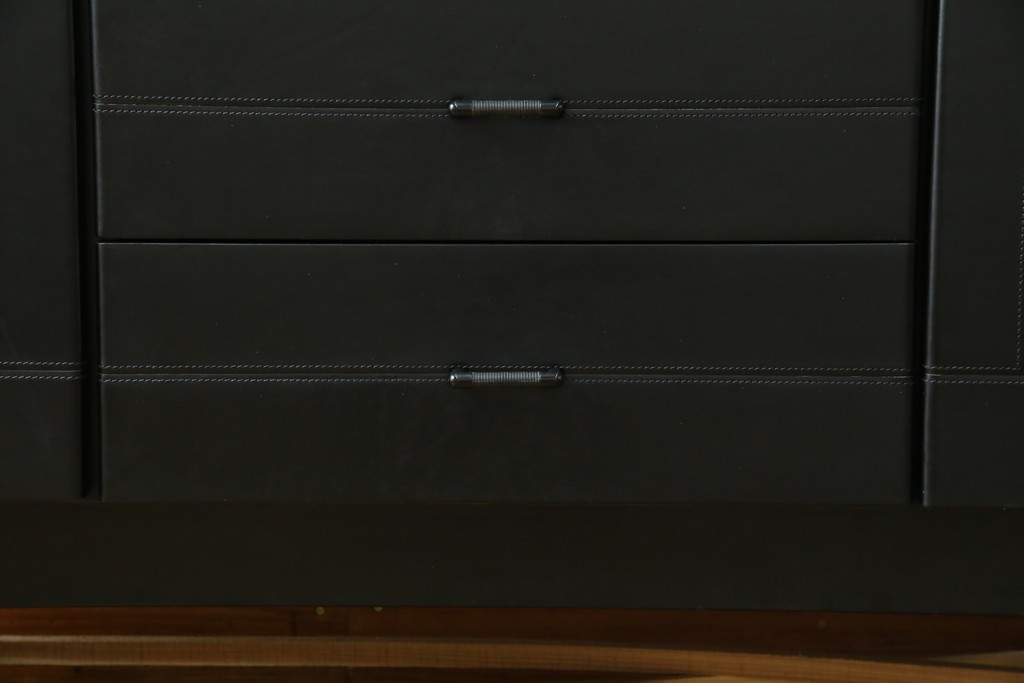 中古　美品　イタリア製　i4MARIANI(クアトロ・マリアーニ)　本革(レザー)　機能的でスタイリッシュなサイドボード　定価約200万円　(R-084408)