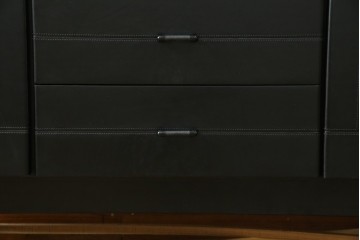 中古　美品　イタリア製　i4MARIANI(クアトロ・マリアーニ)　本革(レザー)　機能的でスタイリッシュなサイドボード　定価約200万円　(R-084408)