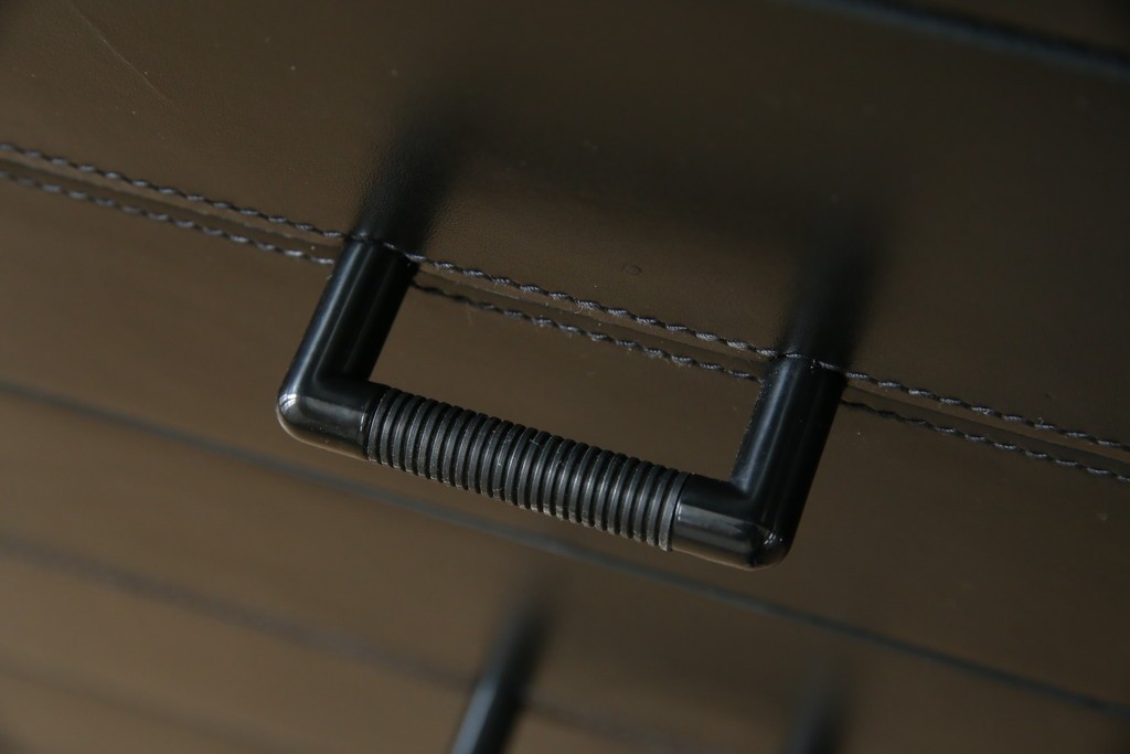 中古　美品　イタリア製　i4MARIANI(クアトロ・マリアーニ)　本革(レザー)　機能的でスタイリッシュなサイドボード　定価約200万円　(R-084408)