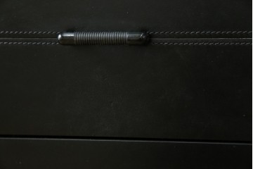 中古　美品　イタリア製　i4MARIANI(クアトロ・マリアーニ)　本革(レザー)　機能的でスタイリッシュなサイドボード　定価約200万円　(R-084408)