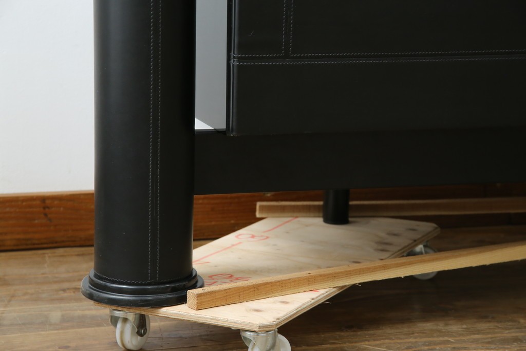 中古　美品　イタリア製　i4MARIANI(クアトロ・マリアーニ)　本革(レザー)　機能的でスタイリッシュなサイドボード　定価約200万円　(R-084408)