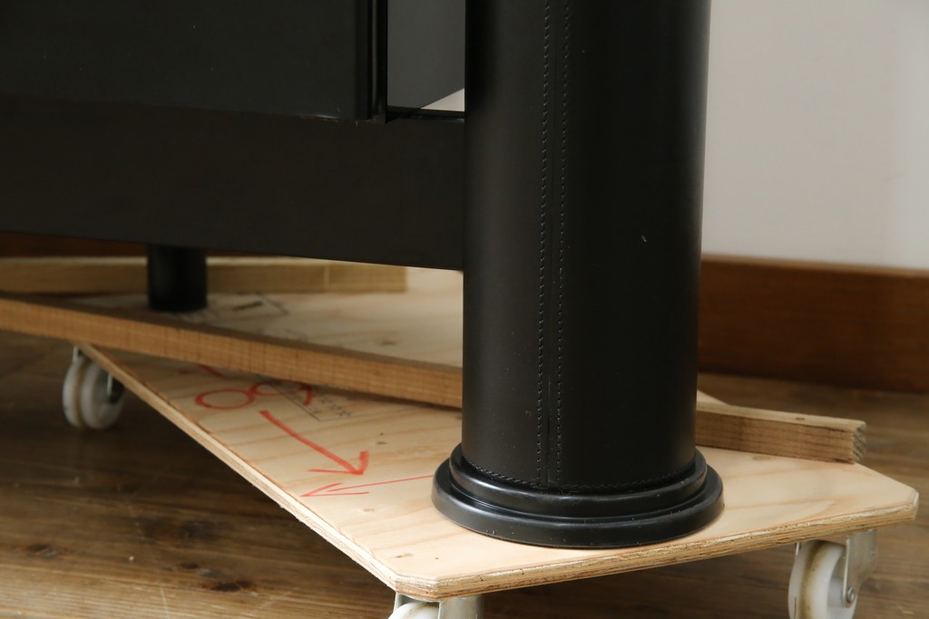 中古　美品　イタリア製　i4MARIANI(クアトロ・マリアーニ)　本革(レザー)　機能的でスタイリッシュなサイドボード　定価約200万円　(R-084408)