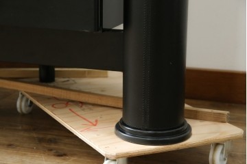 中古　美品　イタリア製　i4MARIANI(クアトロ・マリアーニ)　本革(レザー)　機能的でスタイリッシュなサイドボード　定価約200万円　(R-084408)