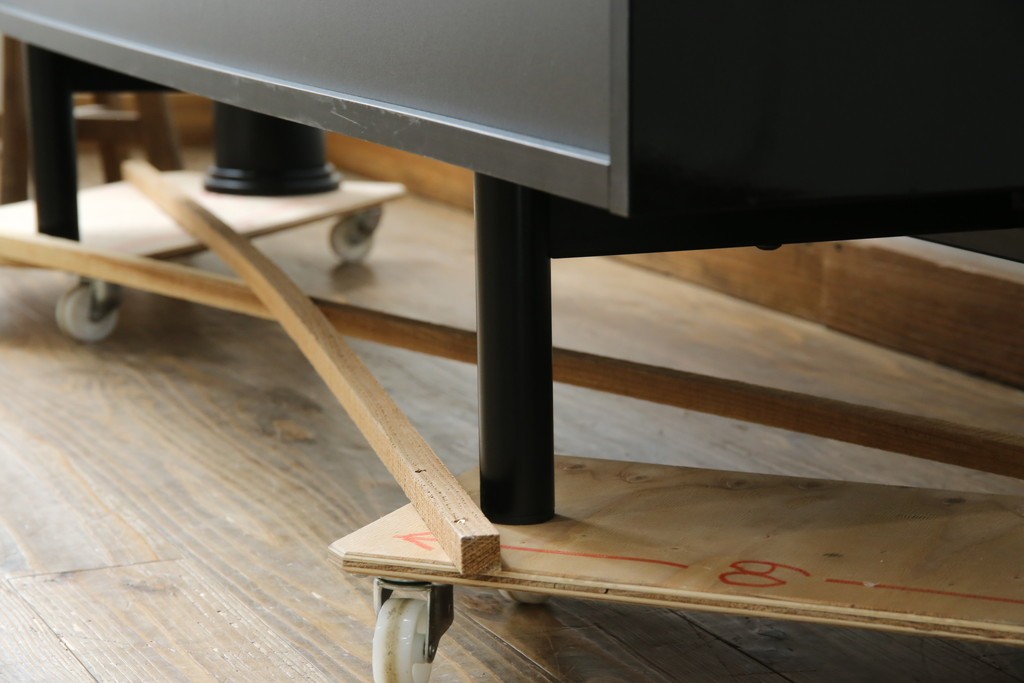 中古　美品　イタリア製　i4MARIANI(クアトロ・マリアーニ)　本革(レザー)　機能的でスタイリッシュなサイドボード　定価約200万円　(R-084408)