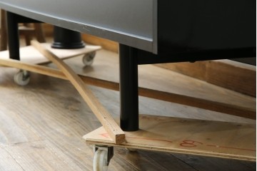 中古　美品　イタリア製　i4MARIANI(クアトロ・マリアーニ)　本革(レザー)　機能的でスタイリッシュなサイドボード　定価約200万円　(R-084408)