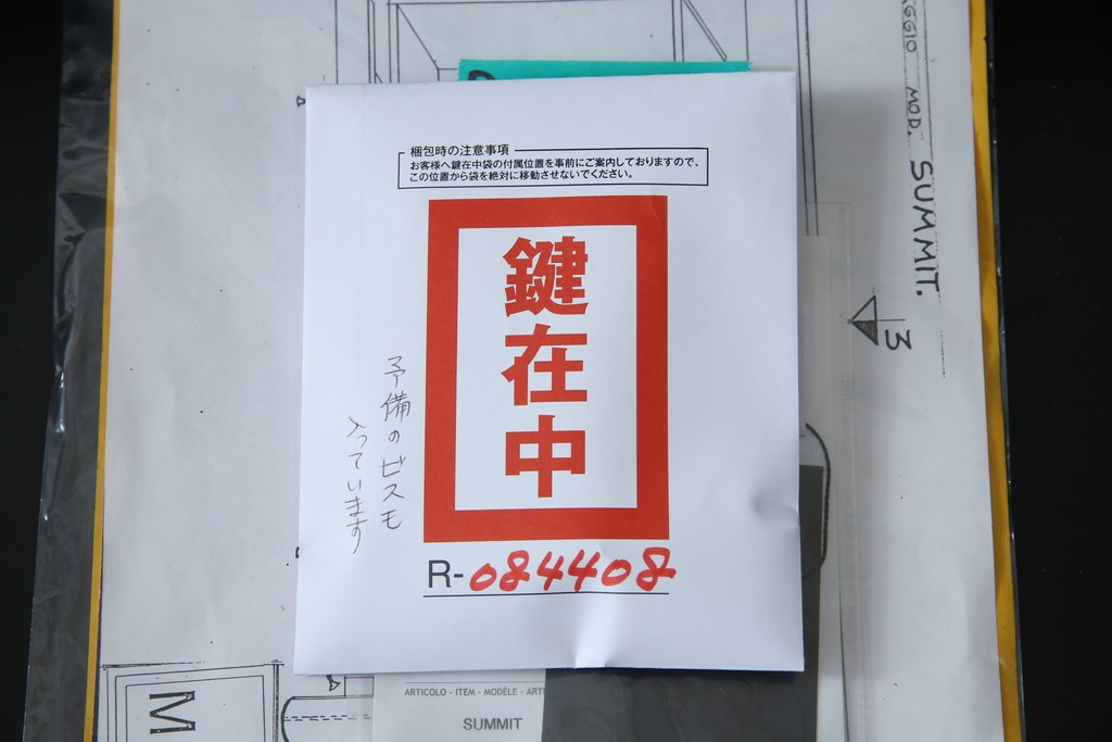 中古　美品　イタリア製　i4MARIANI(クアトロ・マリアーニ)　本革(レザー)　機能的でスタイリッシュなサイドボード　定価約200万円　(R-084408)