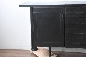 中古　美品　イタリア製　i4MARIANI(クアトロ・マリアーニ)　本革(レザー)　機能的でスタイリッシュなサイドボード(サイドキャビネット、収納棚、戸棚、リビングボード)(定価約200万円)(R-084408)