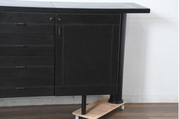 中古　美品　イタリア製　i4MARIANI(クアトロ・マリアーニ)　本革(レザー)　機能的でスタイリッシュなサイドボード(サイドキャビネット、収納棚、戸棚、リビングボード)(定価約200万円)(R-084408)
